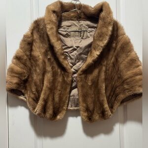 Nikolai Furs Wilwaukee Fox woman’s caplet size medium. Pit 21.